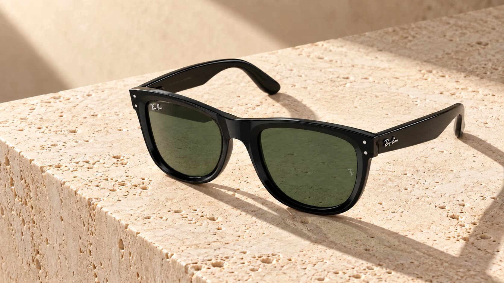 Gafas negras con lentes verdes sobre travertino. Imagen conceptual generada con IA.