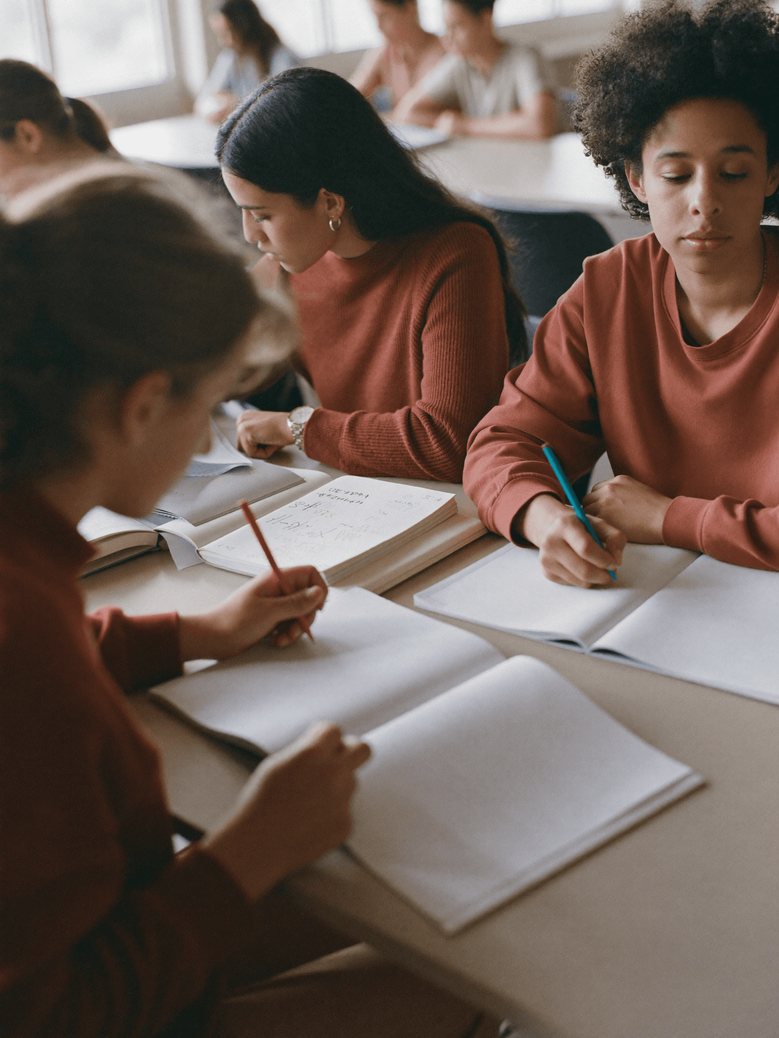 Estudiantes trabajando juntos en una clase de la academia